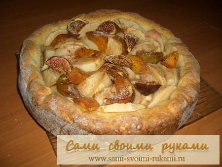 Рецепт - Бисквит с персиками и яблоками