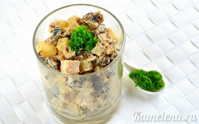 Рецепт - Пикантный салат из чернослива с орехами