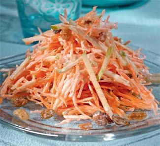Рецепт - Салат из моркови с яблоками и изюмом