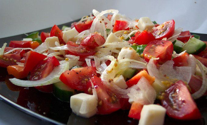 Рецепт - Салат из сырых овощей по-испански
