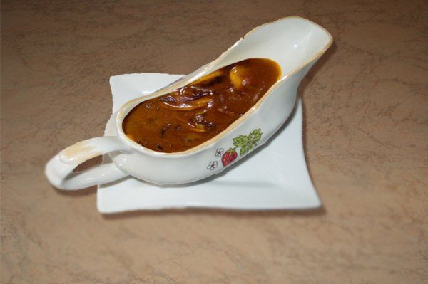 Рецепт - Грибной соус с луком и томатом