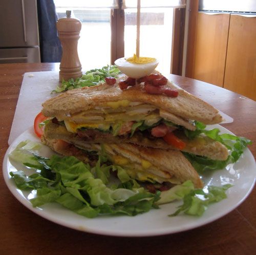 Рецепт - Бутерброды с куриной печенью, беконом, томатами и зеленым салатом
